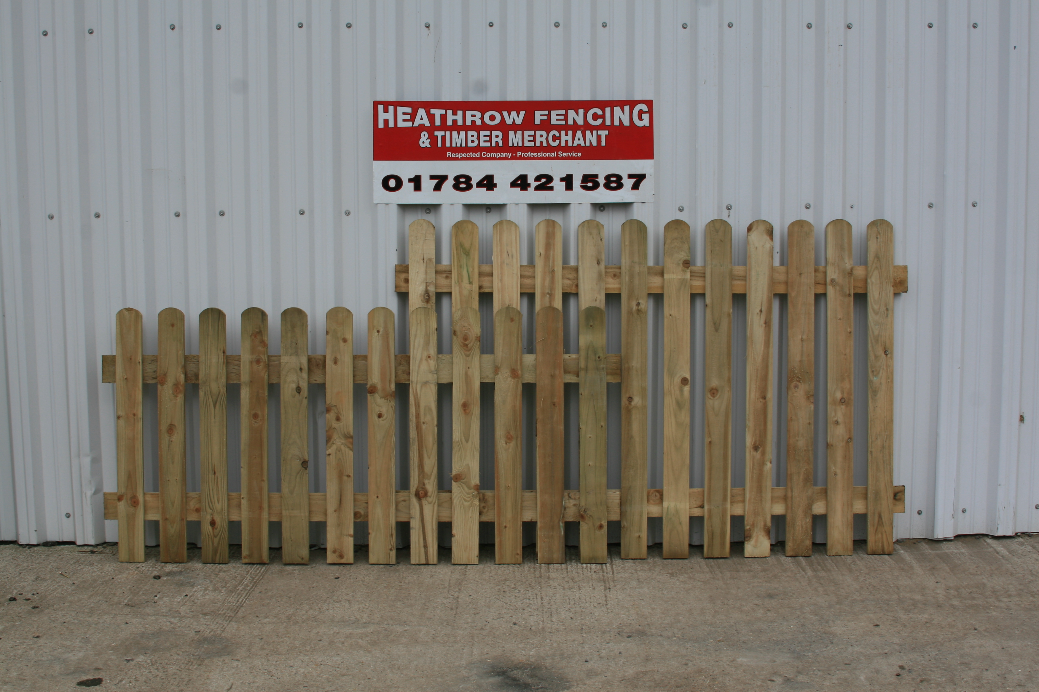 Round top Picket Fencing 6ft x 4ft Heathrow Fencing
